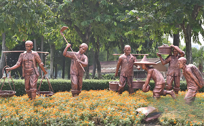 銅雕人物，為步行街注入“人情味”