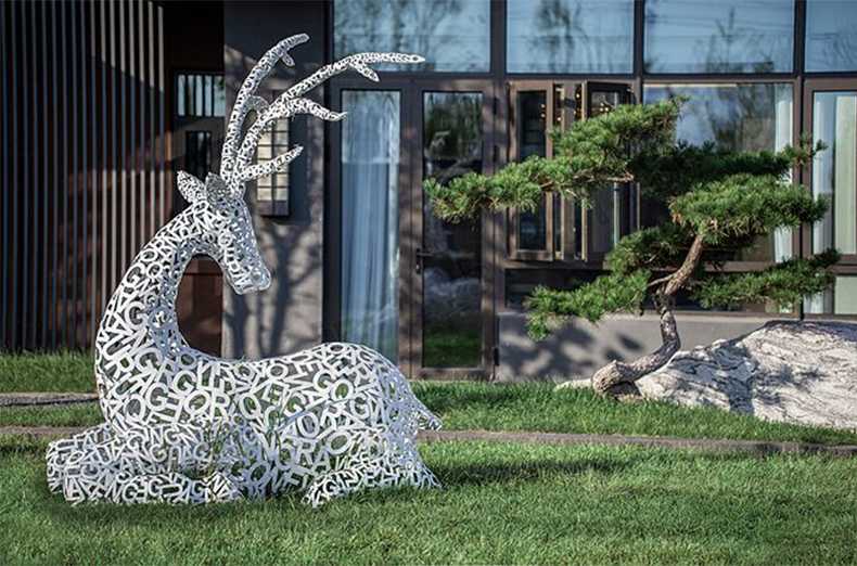 不銹鋼鹿，不銹鋼鏤空鹿，鏤空鹿景觀擺件，鏤空鹿雕塑，河北不銹鋼鹿廠家.jpg