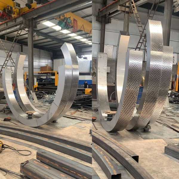 不銹鋼雕塑是因為哪些優(yōu)點被應用的呢？