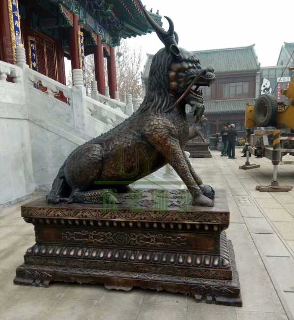 居宗教廟堂之高，擇黃銅麒麟雕塑守業(yè)