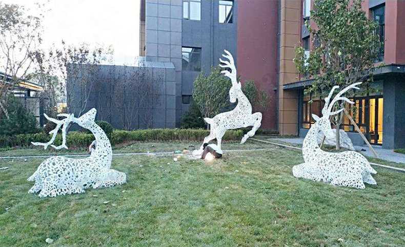 不銹鋼鹿，不銹鋼鏤空鹿，鏤空鹿景觀擺件，鏤空鹿雕塑，河北不銹鋼鹿廠家3.jpg