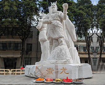 云南石雕黃帝、炎帝、蚩尤雕塑安裝效果展示