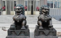 銅獅子雕塑應(yīng)該怎樣擺放？