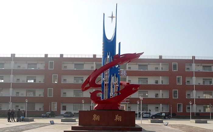 不銹鋼雕塑制作完成之后，需要對(duì)表面進(jìn)行打磨噴漆，這樣才可以獲得想要的表面效果，不銹鋼雕塑打磨噴漆有一些注意事項(xiàng)，下面給大家介紹一下。